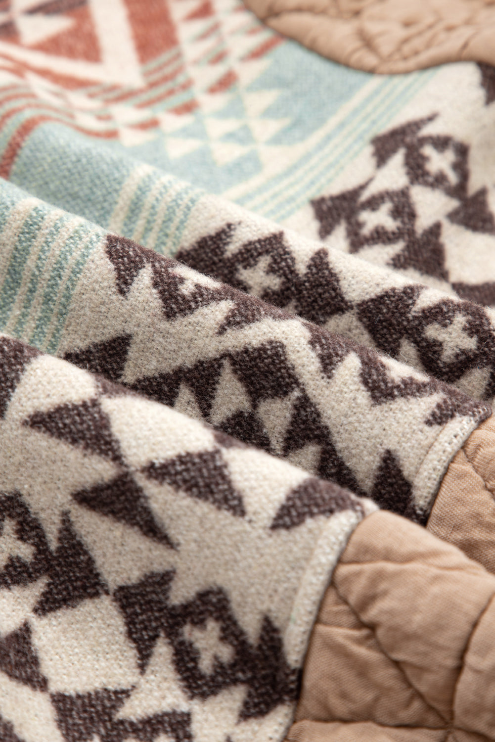 Chaqueta de estilo western acolchada con retazos de estilo azteca en color beige francés claro.