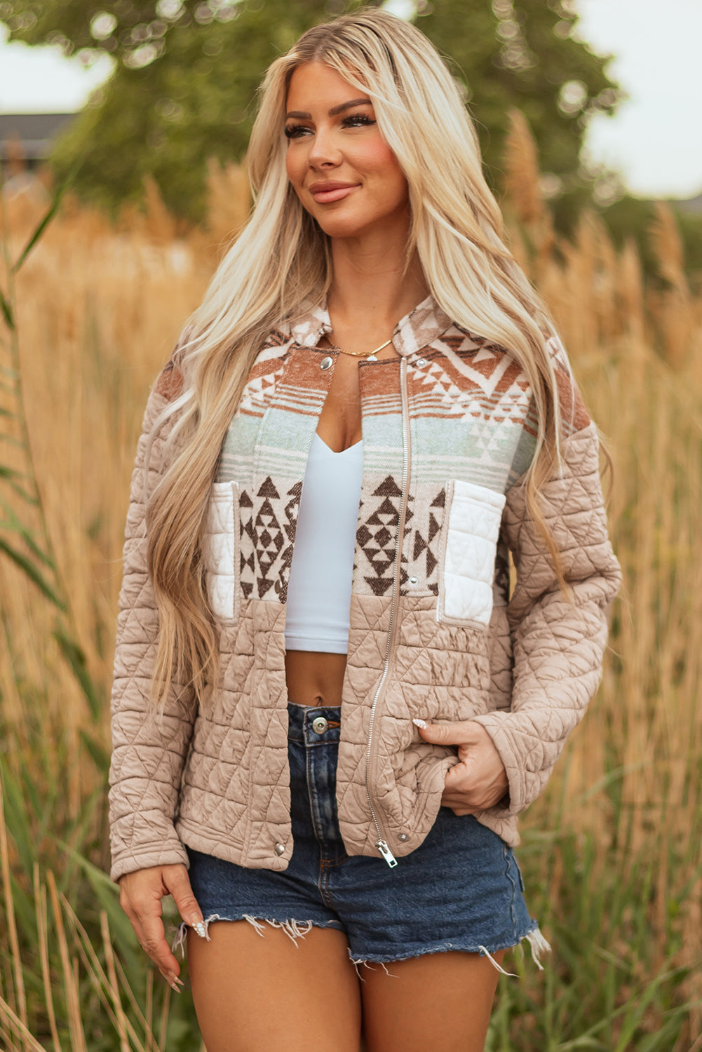 Chaqueta de estilo western acolchada con retazos de estilo azteca en color beige francés claro.