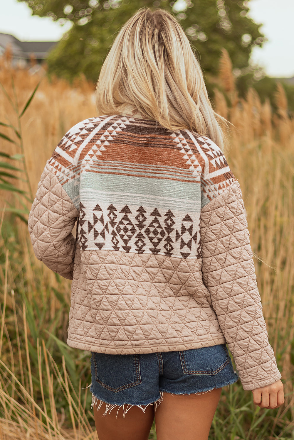Chaqueta de estilo western acolchada con retazos de estilo azteca en color beige francés claro.