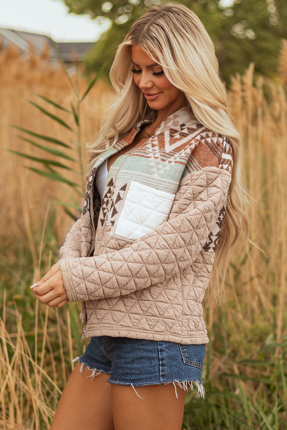 Chaqueta de estilo western acolchada con retazos de estilo azteca en color beige francés claro.