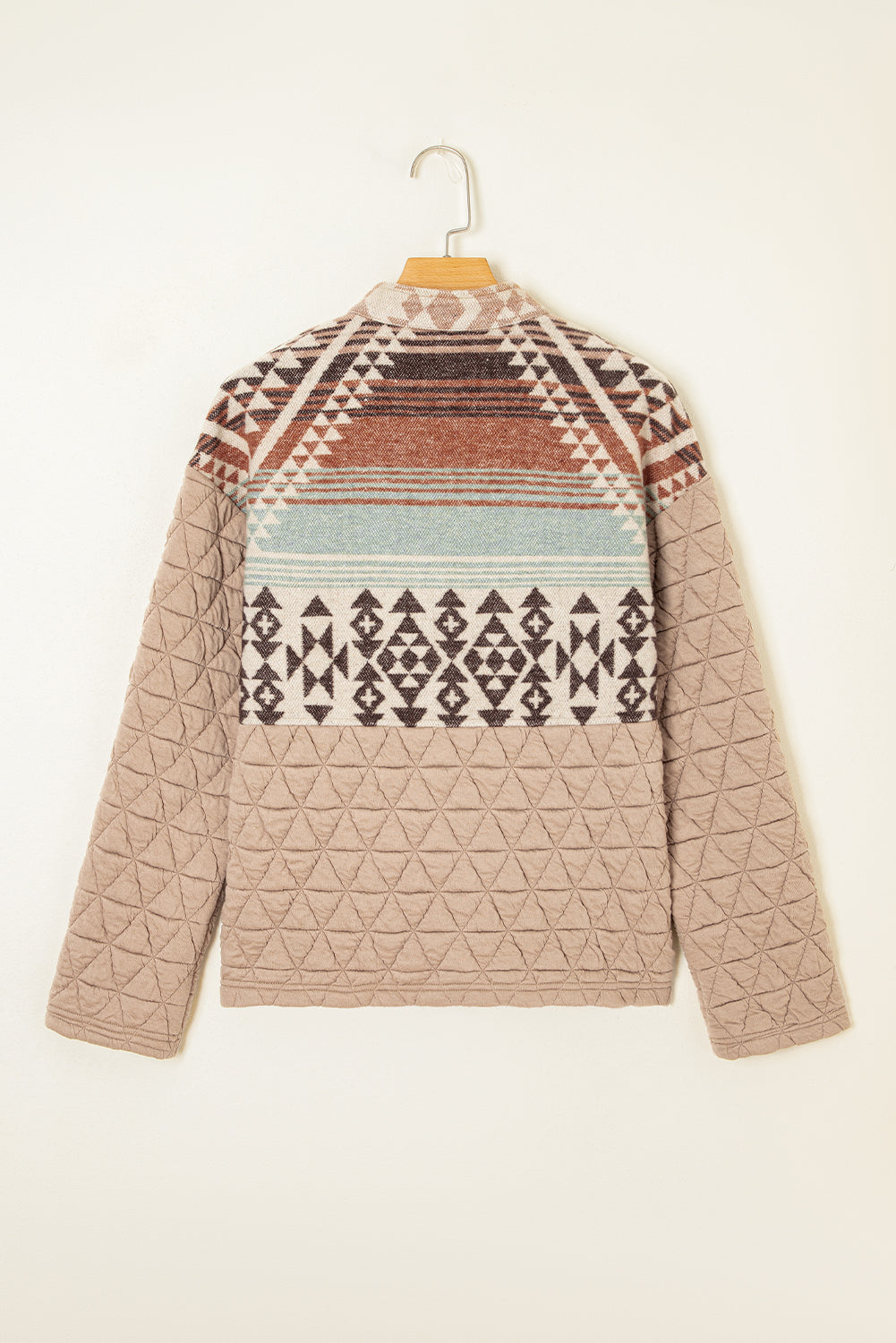 Chaqueta de estilo western acolchada con retazos de estilo azteca en color beige francés claro.