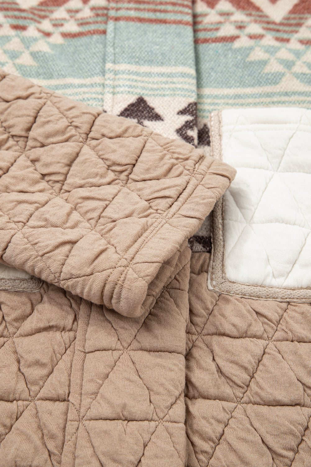 Chaqueta de estilo western acolchada con retazos de estilo azteca en color beige francés claro.