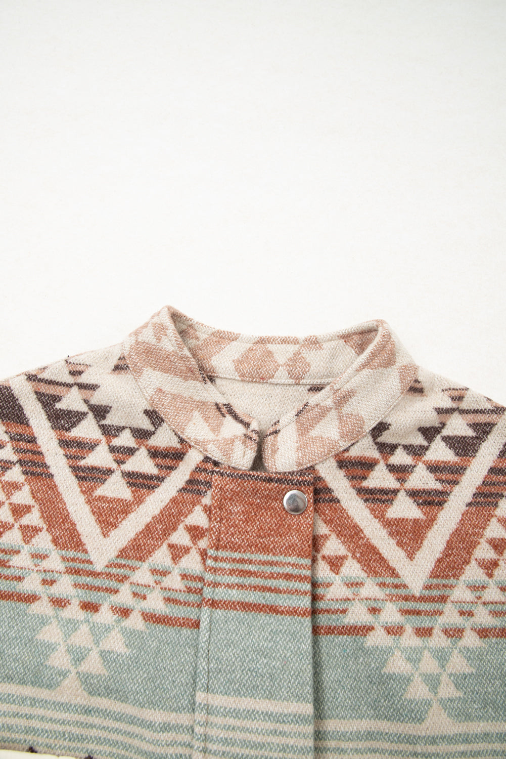 Chaqueta de estilo western acolchada con retazos de estilo azteca en color beige francés claro.