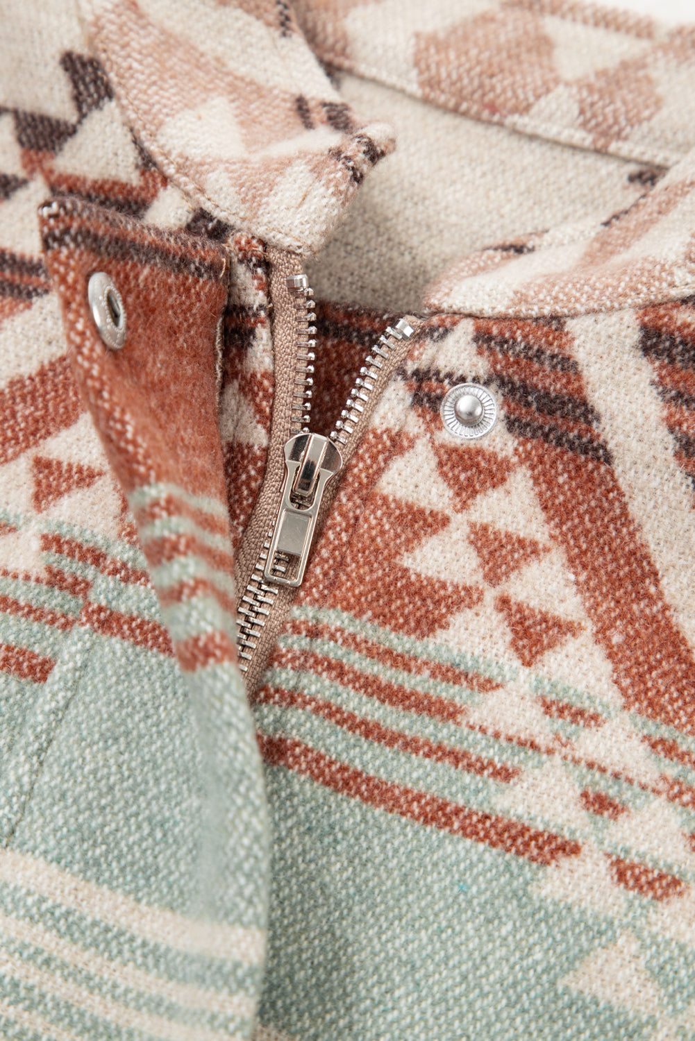 Chaqueta de estilo western acolchada con retazos de estilo azteca en color beige francés claro.