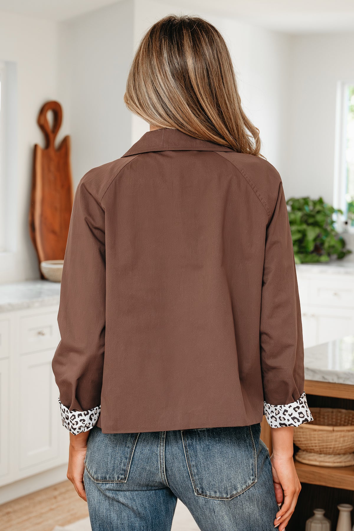 Chaqueta chic de patchwork con cuello, botones y forro de leopardo en color marrón oscuro