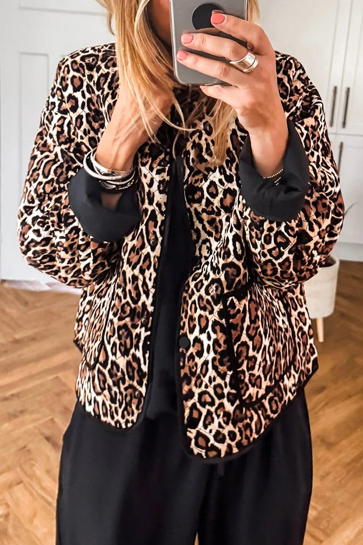 Chaqueta acolchada con estampado de leopardo marrón, botones delanteros y bolsillos de parche
