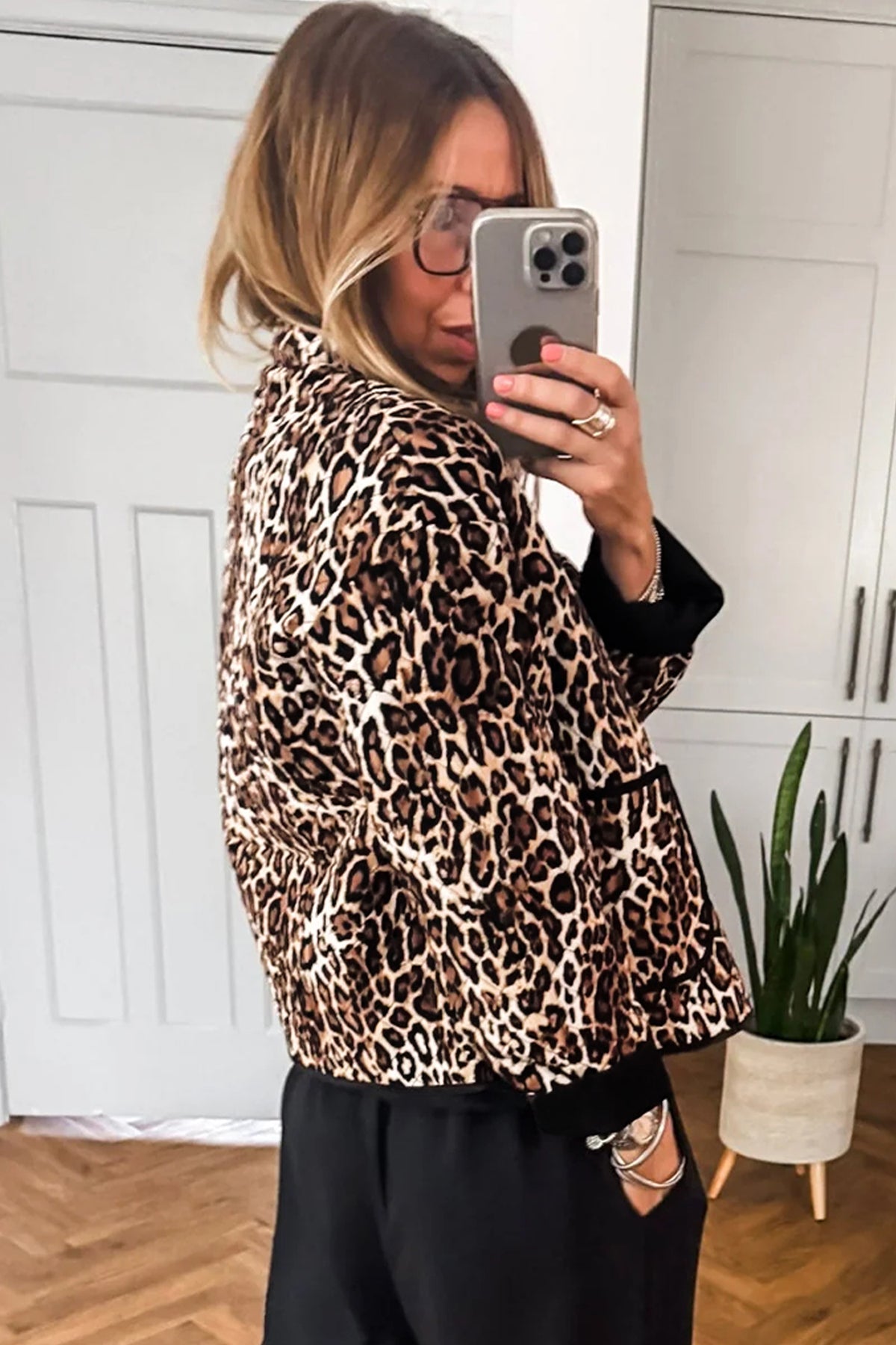 Chaqueta acolchada con estampado de leopardo marrón, botones delanteros y bolsillos de parche