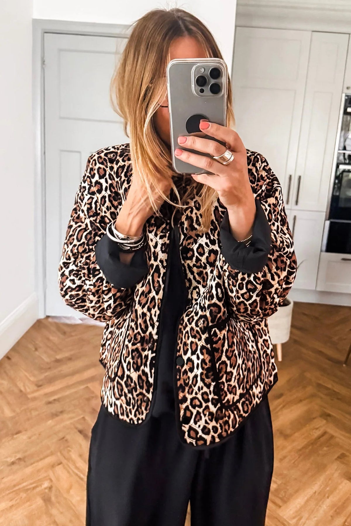 Chaqueta acolchada con estampado de leopardo marrón, botones delanteros y bolsillos de parche