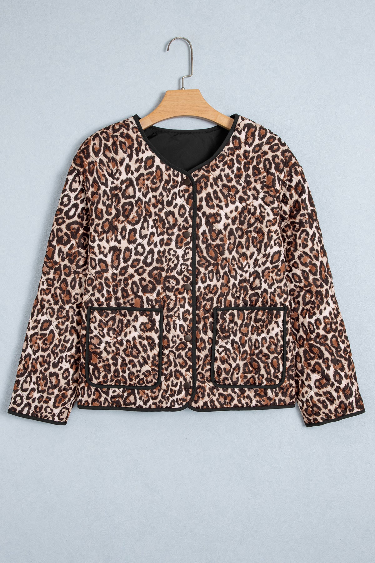Chaqueta acolchada con estampado de leopardo marrón, botones delanteros y bolsillos de parche