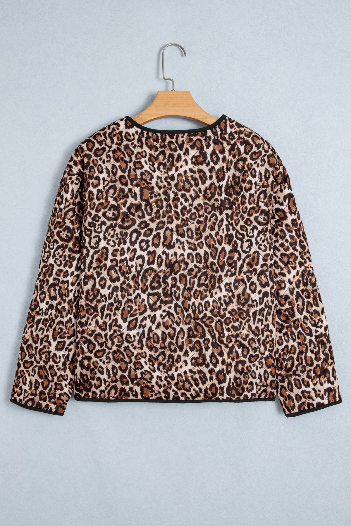 Chaqueta acolchada con estampado de leopardo marrón, botones delanteros y bolsillos de parche