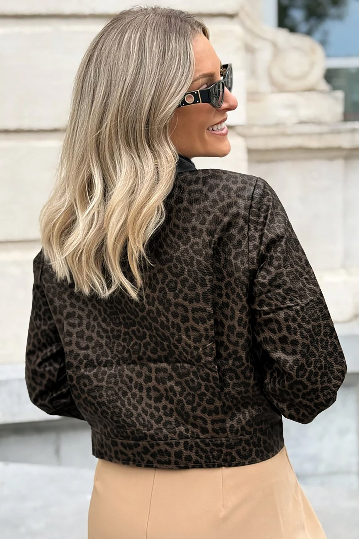 Chaqueta con cuello de bloques de color y estampado de leopardo multicolor