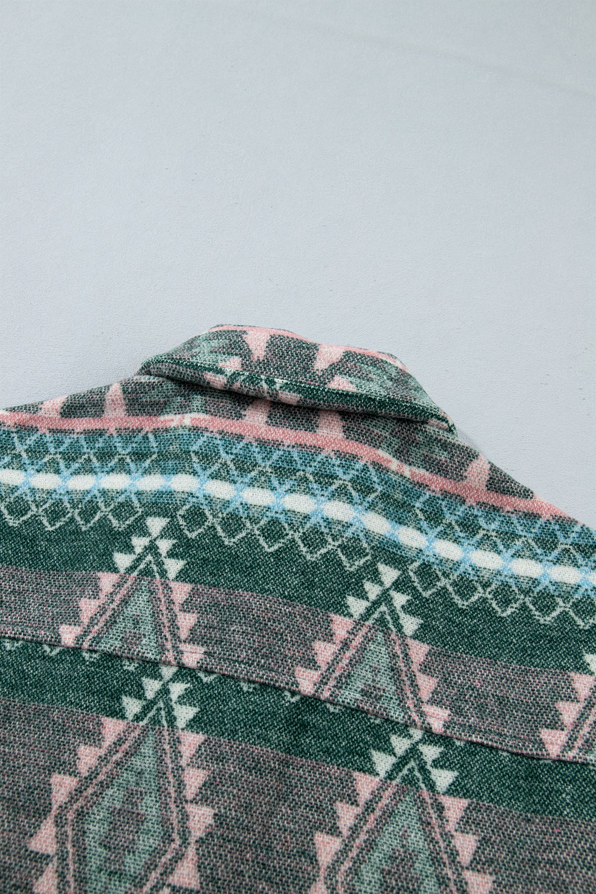 Chaqueta de manga larga con botones delanteros y estampado geométrico verde