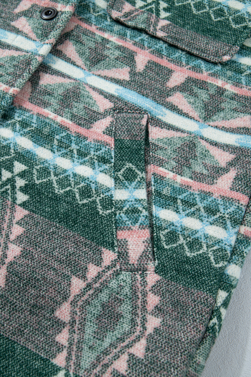 Chaqueta de manga larga con botones delanteros y estampado geométrico verde