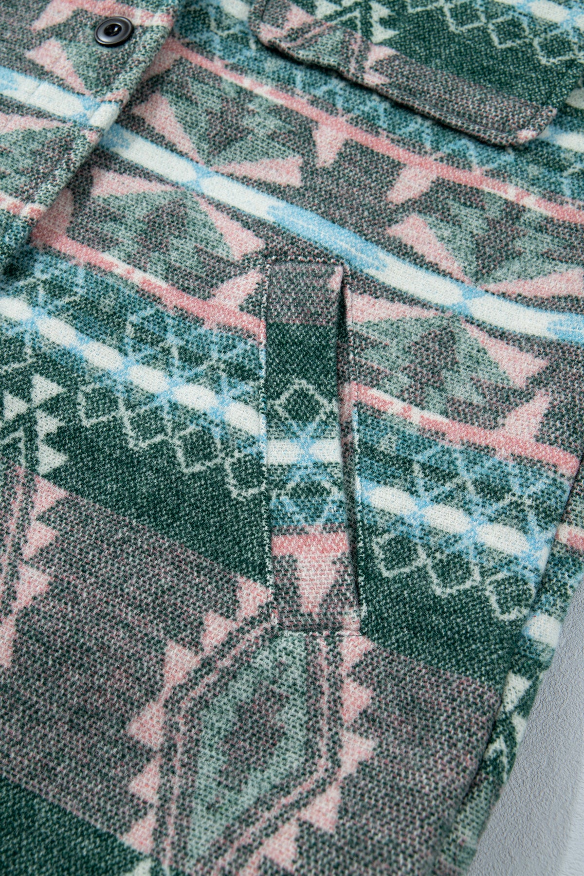 Chaqueta de manga larga con botones delanteros y estampado geométrico verde