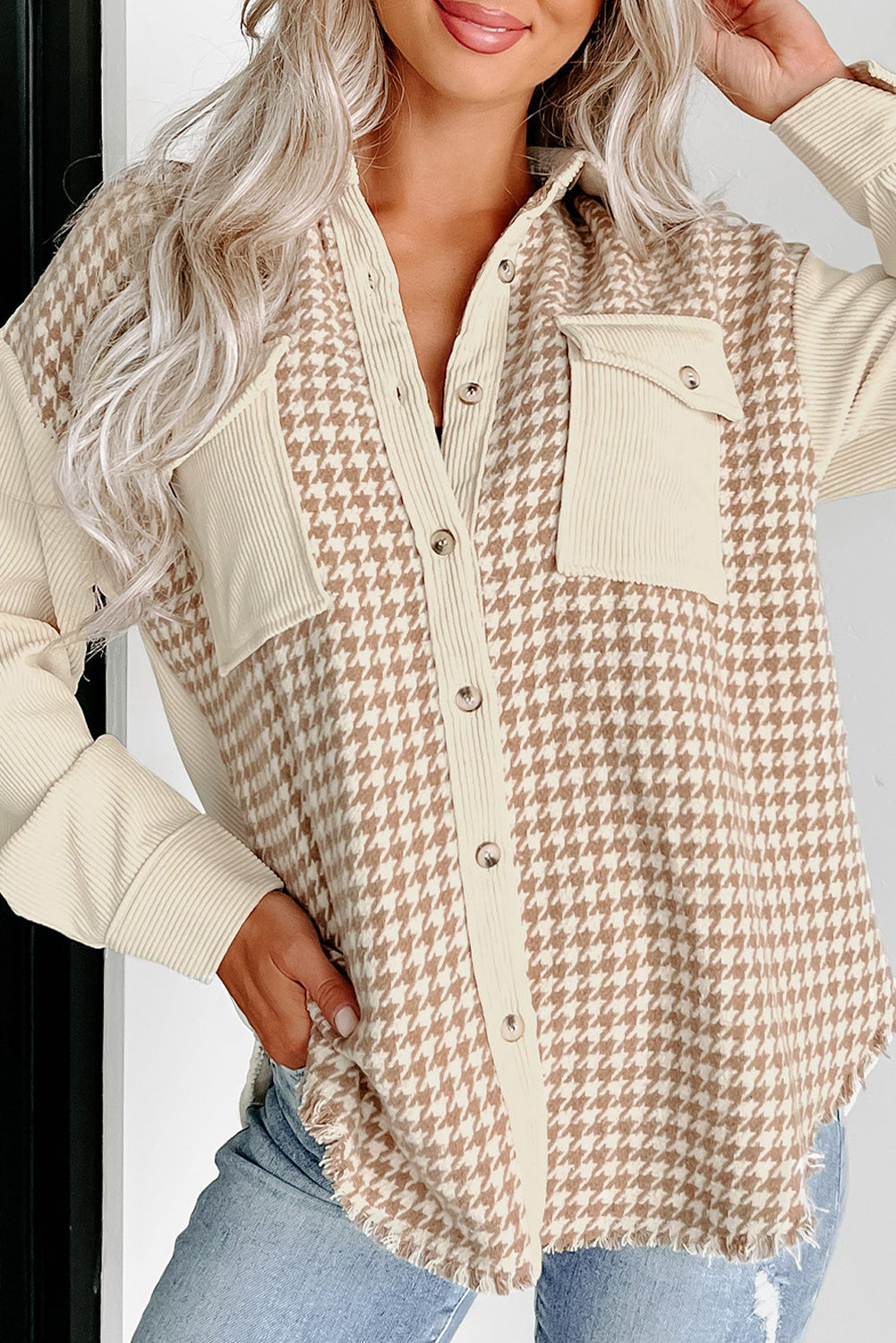 Chaqueta tipo chaqueta con solapa y bolsillo de pana color pergamino con estampado de pata de gallo.