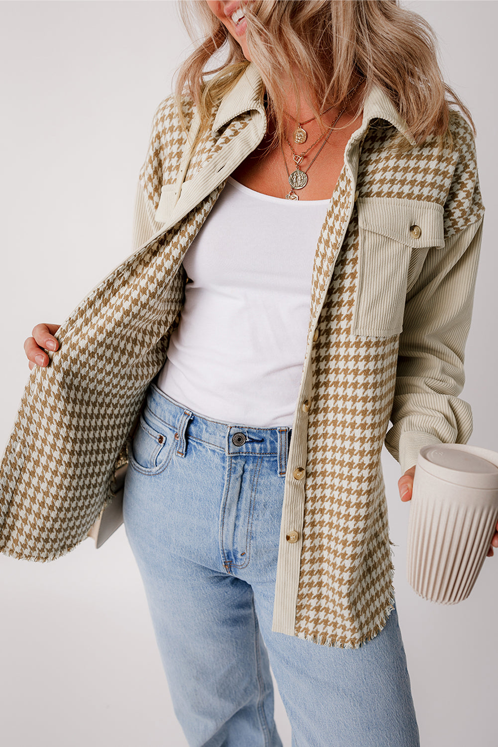 Chaqueta tipo chaqueta con solapa y bolsillo de pana color pergamino con estampado de pata de gallo.