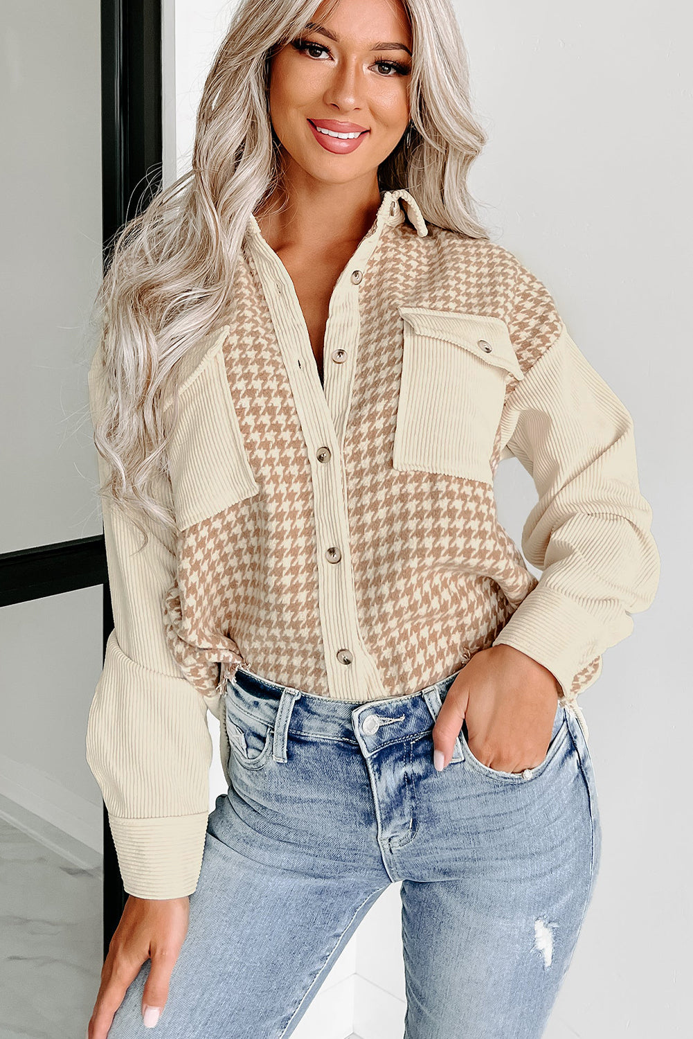 Chaqueta tipo chaqueta con solapa y bolsillo de pana color pergamino con estampado de pata de gallo.