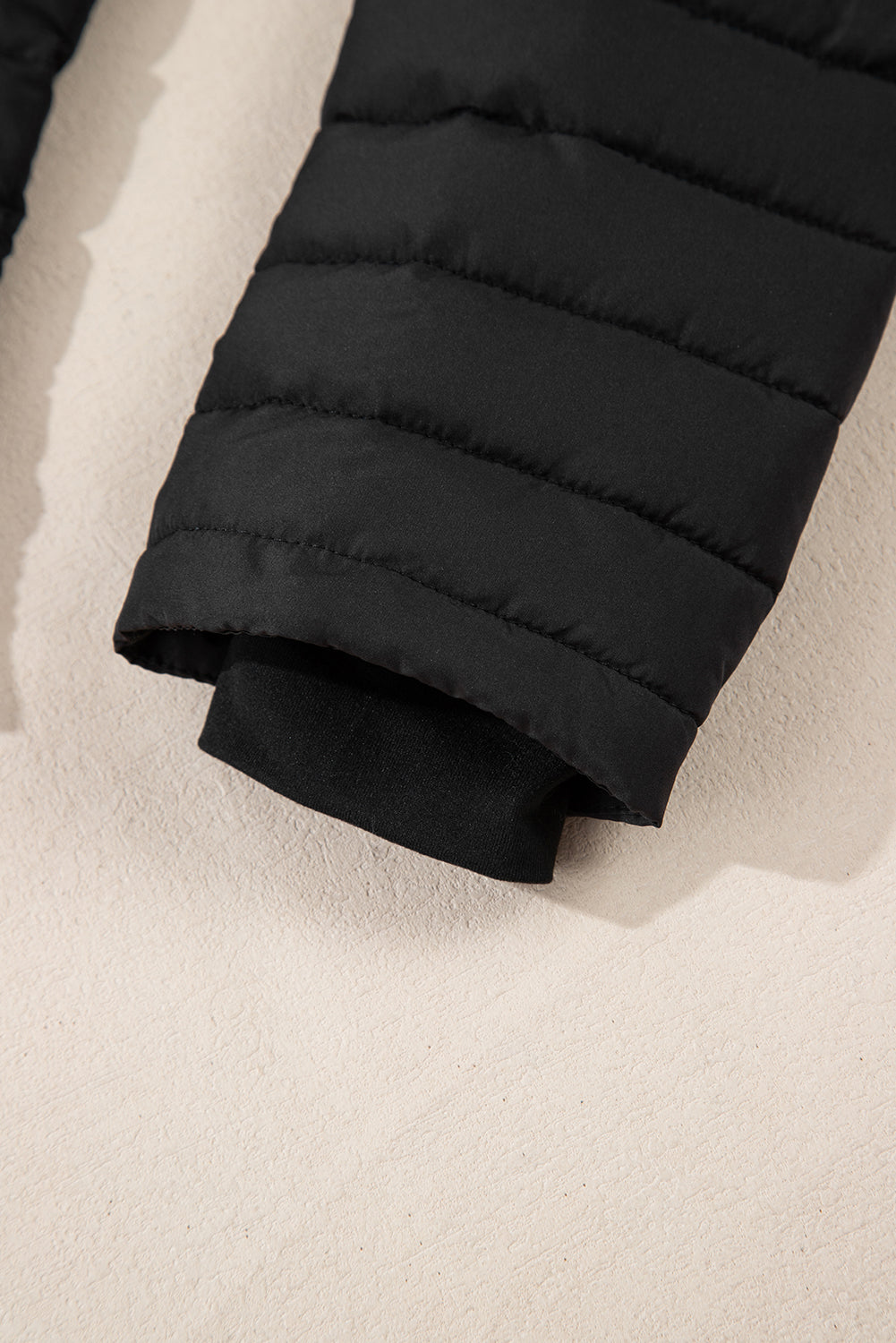 Chaqueta acolchada negra lisa con cremallera