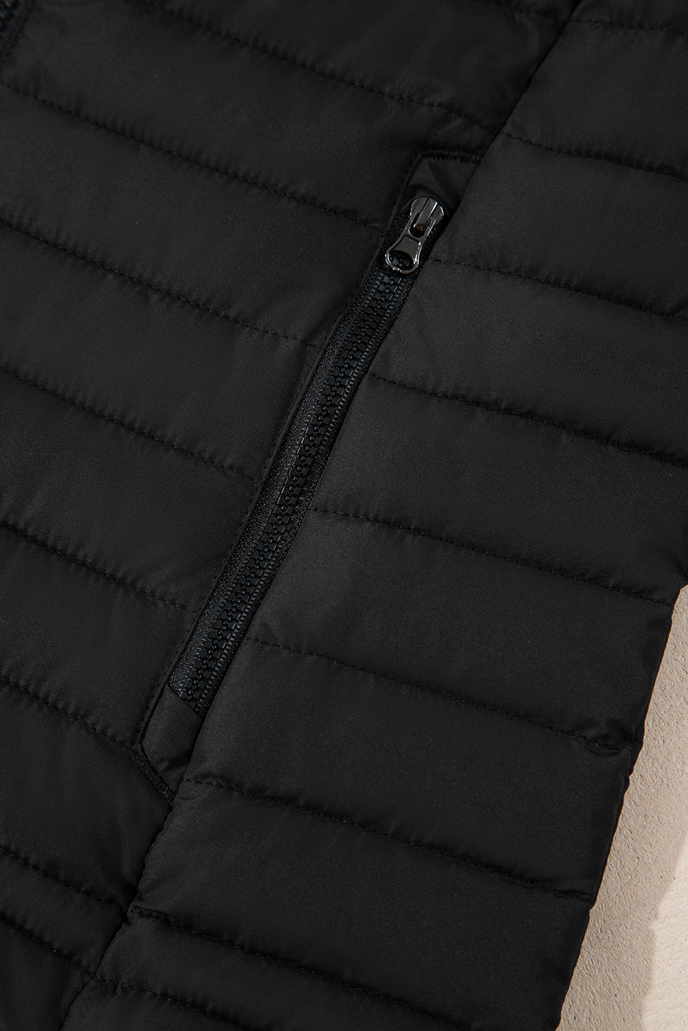 Chaqueta acolchada negra lisa con cremallera