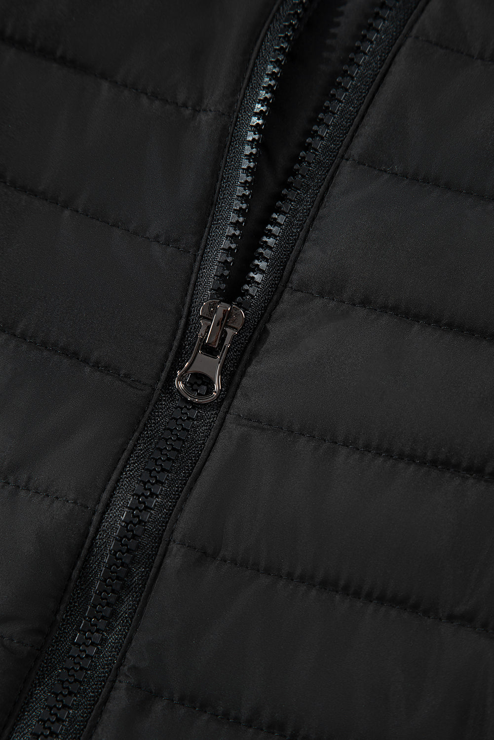 Chaqueta acolchada negra lisa con cremallera