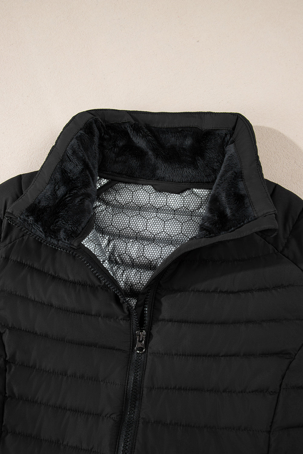 Chaqueta acolchada negra lisa con cremallera