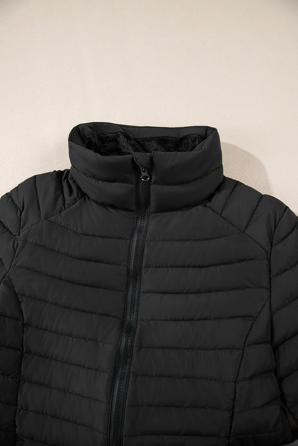 Chaqueta acolchada negra lisa con cremallera