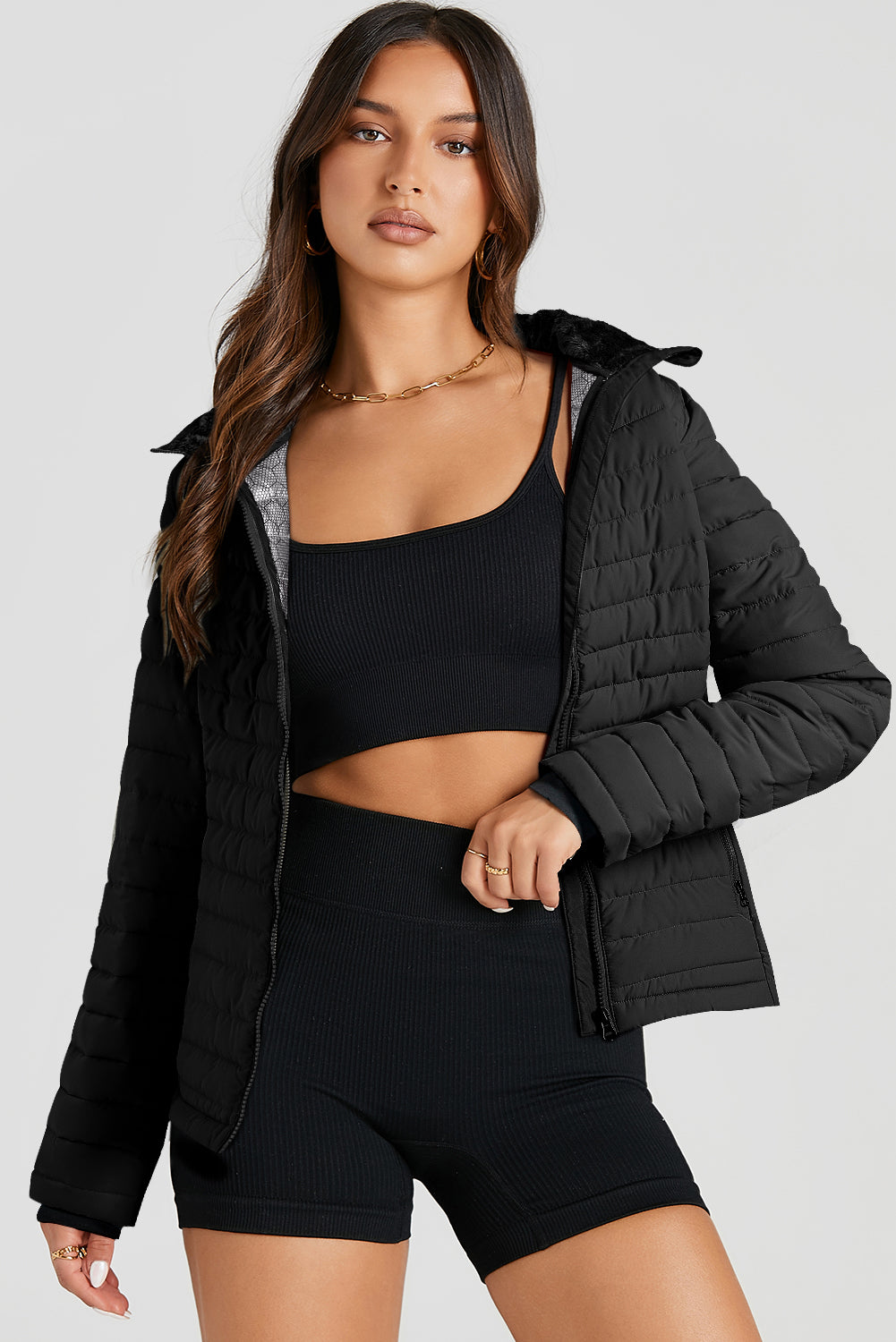 Chaqueta acolchada negra lisa con cremallera