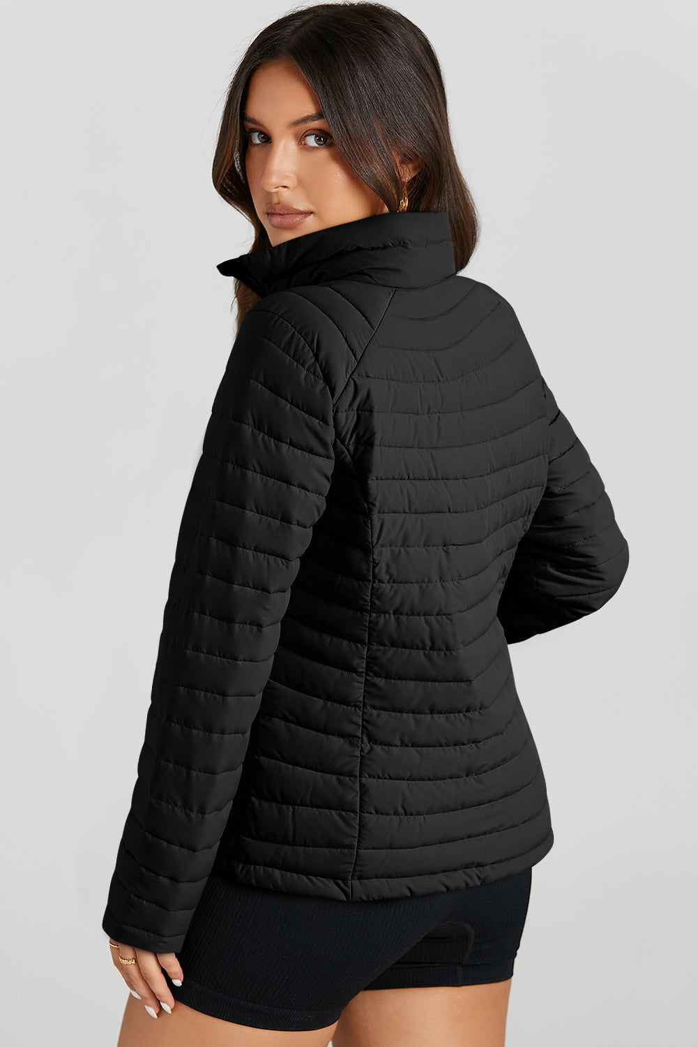 Chaqueta acolchada negra lisa con cremallera