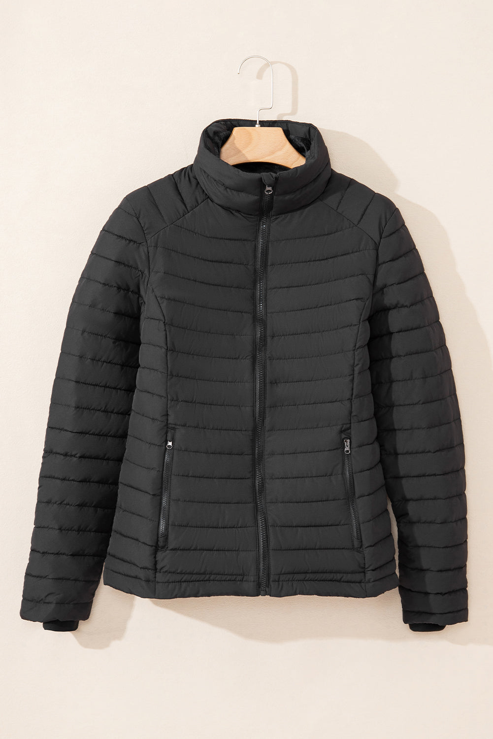 Chaqueta acolchada negra lisa con cremallera