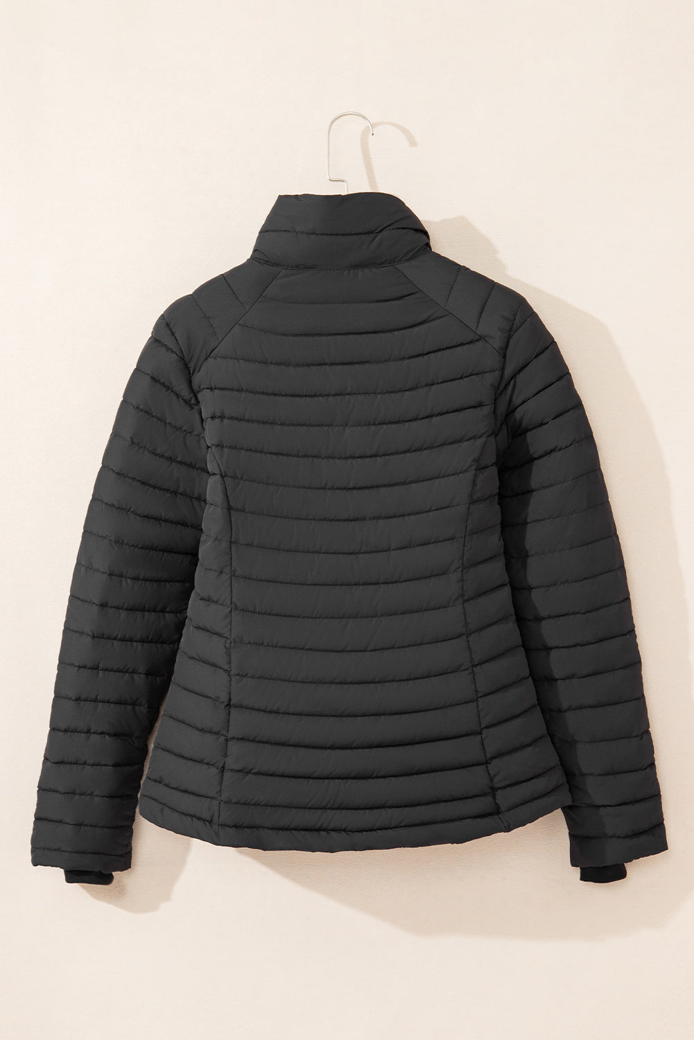 Chaqueta acolchada negra lisa con cremallera