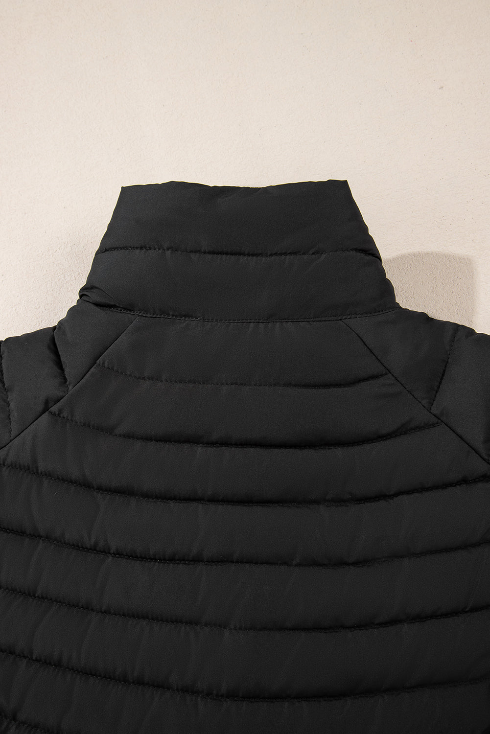 Chaqueta acolchada negra lisa con cremallera