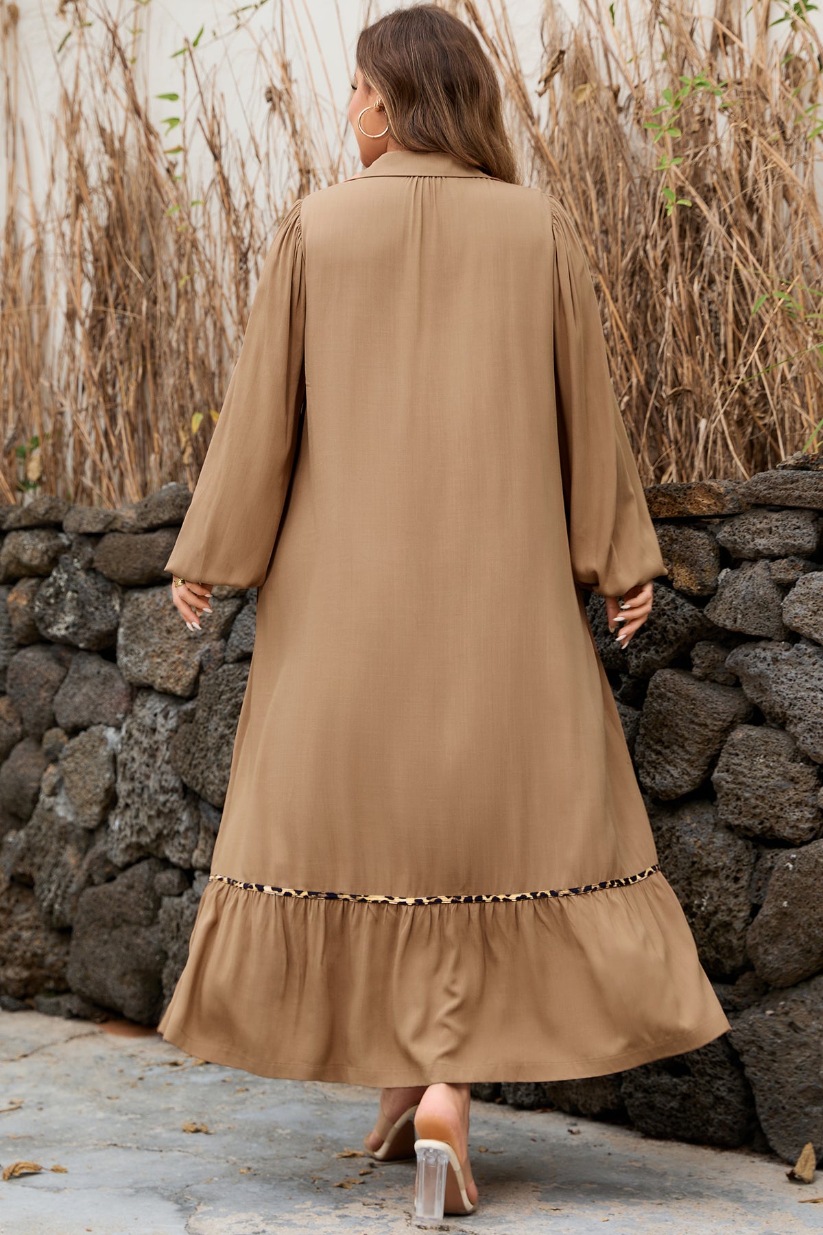 Vestido largo con cuello en V, cuello con trébol de cuatro hojas, detalle fruncido y ribete de leopardo en contraste, mangas tres cuartos.