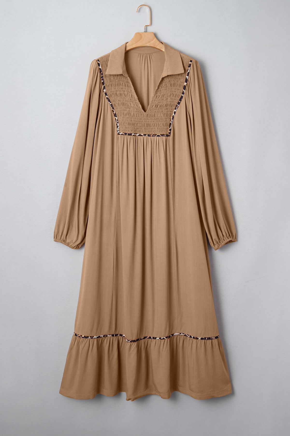 Vestido largo con cuello en V, cuello con trébol de cuatro hojas, detalle fruncido y ribete de leopardo en contraste, mangas tres cuartos.