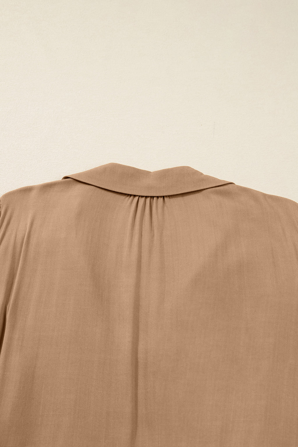 Vestido largo con cuello en V, cuello con trébol de cuatro hojas, detalle fruncido y ribete de leopardo en contraste, mangas tres cuartos.