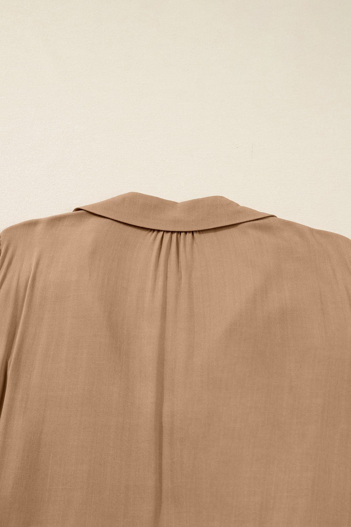 Vestido largo con cuello en V, cuello con trébol de cuatro hojas, detalle fruncido y ribete de leopardo en contraste, mangas tres cuartos.